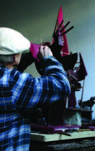 Venancio trabajando en una cera. Divertimentos de taller. Venancio Blanco. Abril - Septiembre 2016. Sala de Exposiciones Santo Domingo de la Cruz, Salamanca