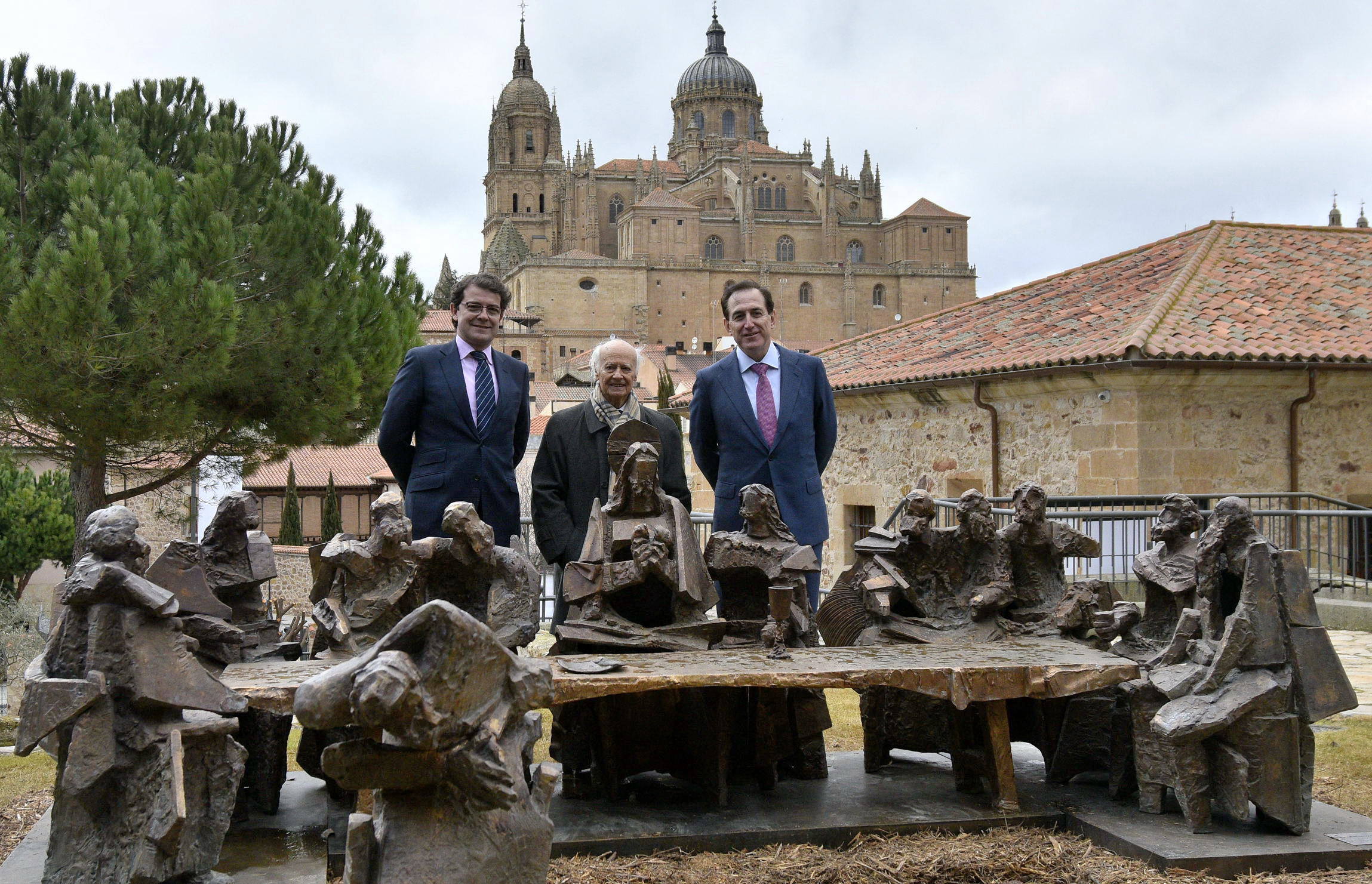 La música en la escultura de Venancio Blanco. 2015. El alcalde junto a Venancio Blanco y Antonio Huertas