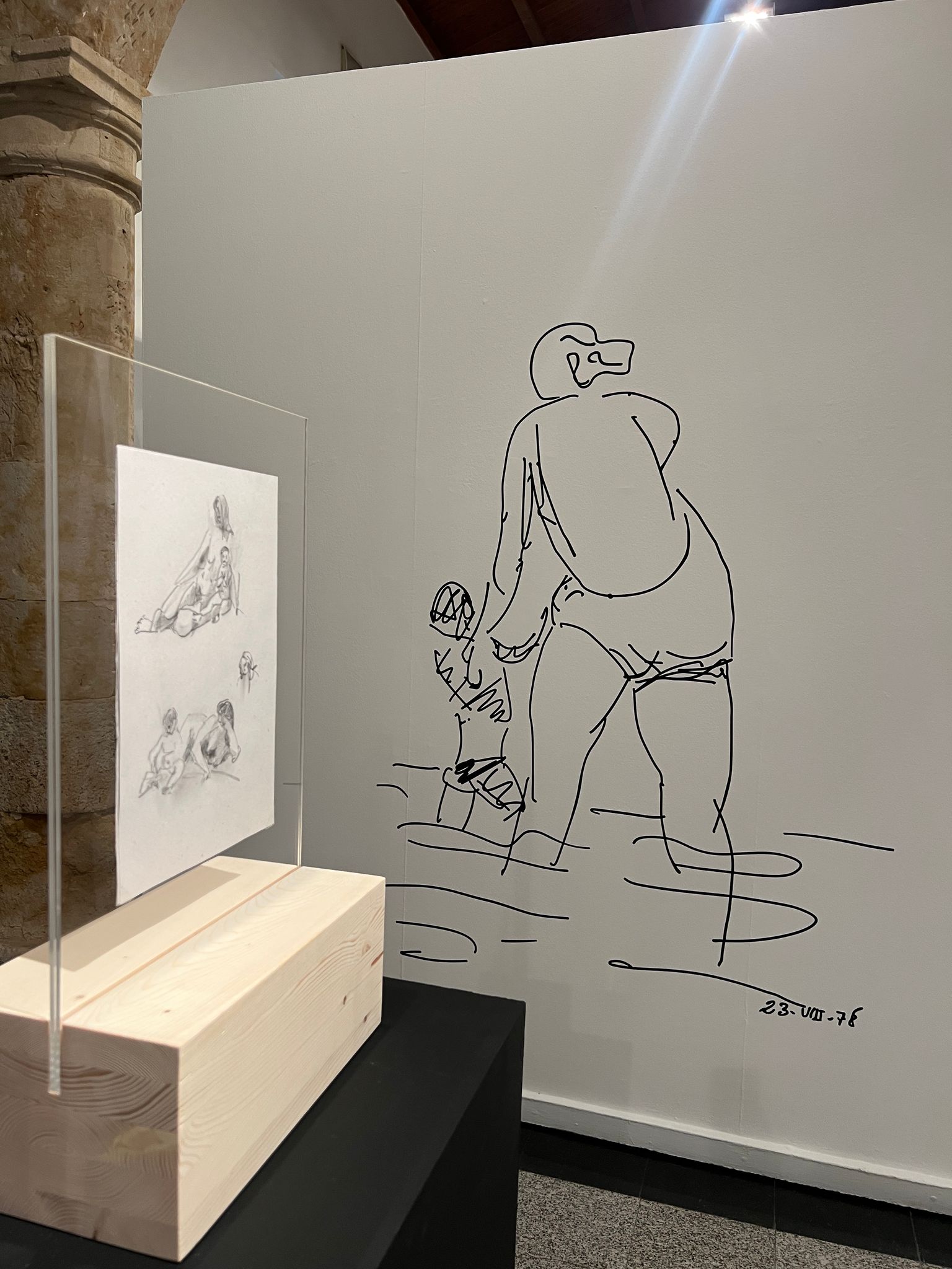 Dibujo madre e hijo en el mar. Algunas Madres. Venancio Blanco. Febrero - Julio 2025. Sala de Exposiciones Santo Domingo de la Cruz, Salamanca