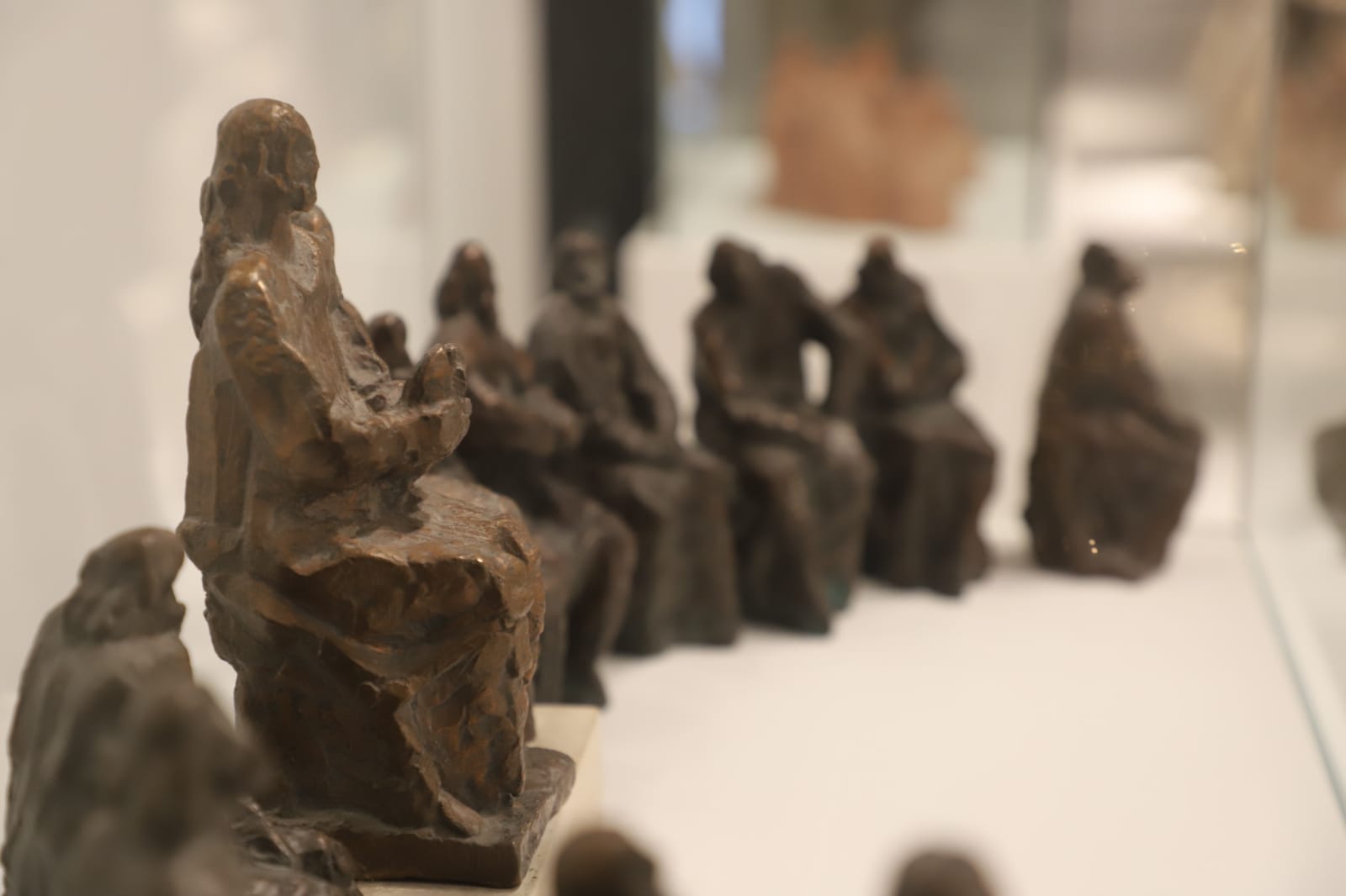 Figuras Última cena. Exposición Una Mirada Sincera. Venancio Blanco. Enero - Junio 2022. Sala de exposiciones Santo Domingo de la Cruz, Salamanca