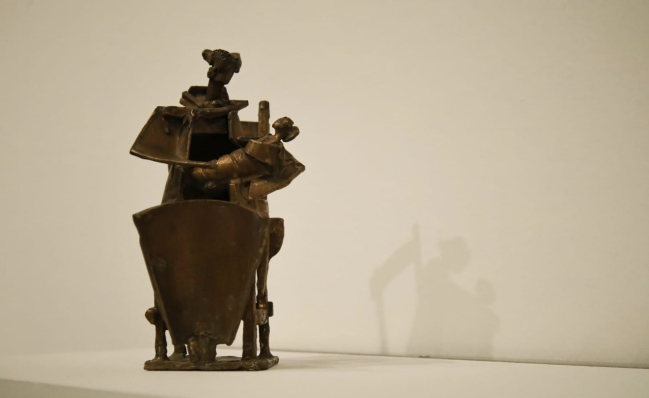 Madre con niño en bronce. Algunas Madres. Venancio Blanco. Febrero - Julio 2025. Sala de Exposiciones Santo Domingo de la Cruz, Salamanca