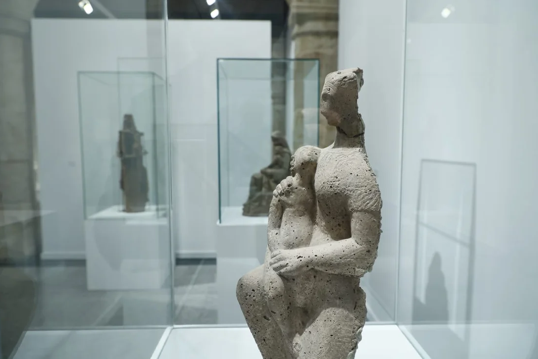 Maternidad en escayola. Algunas Madres. Venancio Blanco. Febrero - Julio 2025. Sala de Exposiciones Santo Domingo de la Cruz, Salamanca